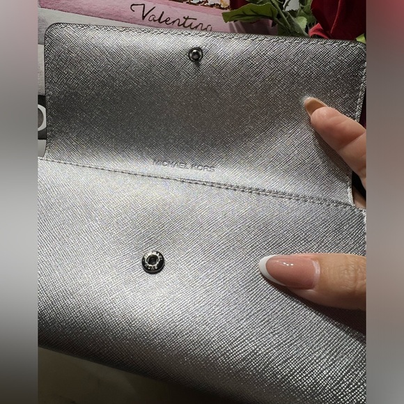 MICHAEL KORS NWOT JET SET TRAVEL SAFFIANO LEATHER LARGE TRIFOLD - Picture 5 of 12